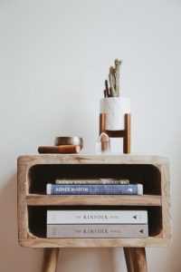 Twee mooie woonaccessoires van Quinn Wood: sierkussen en dienblad uit het assortiment