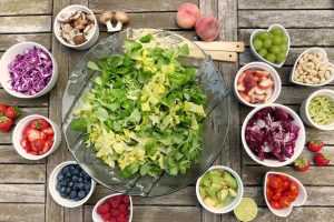 Selectie van ingrediënten uit een goedkope vegan maaltijdbox met groenten en kruiden
