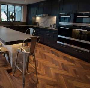 Walnotenhout herringbone parketvloer geschuurd door specialist in Amersfoort