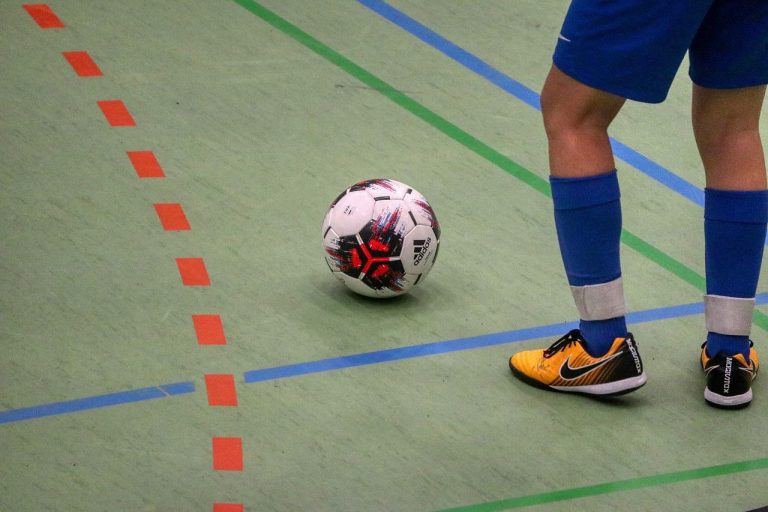 Zaalvoetbal in Hoogvliet: spelers in actie tijdens een match in de Indoor League competitie