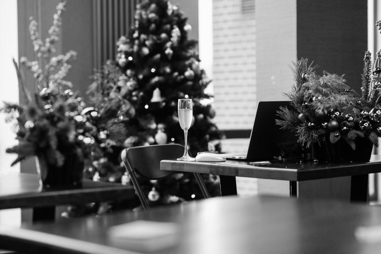 Collega's proostten samen tijdens een gezellig bedrijfsfeest in Zwolle