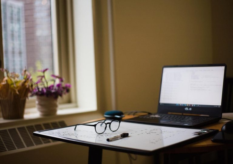 Team vergadert hybride met deelnemers zowel fysiek als digitaal aanwezig voor effectieve samenwerking