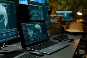 Laptop scherm met digitale werkbon software interface voor bedrijfsprocessen