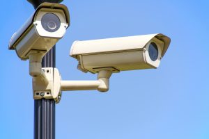 Moderne kantooringang met gesloten deur en beveiligingssysteem voor beveiliging die meebeweegt