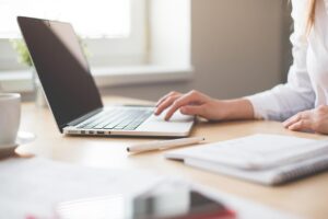 Kantoorwerker ontvangt chiropractische behandeling van chiropractor Bennekom voor werkgerelateerde nek- en rugpijn